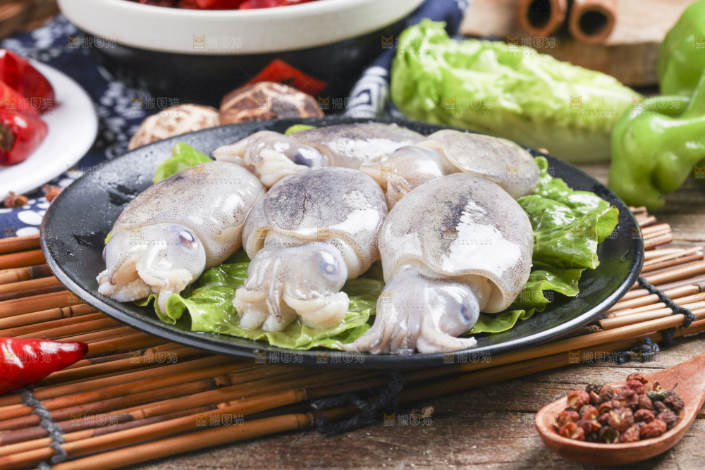 盘子里装着墨鱼仔