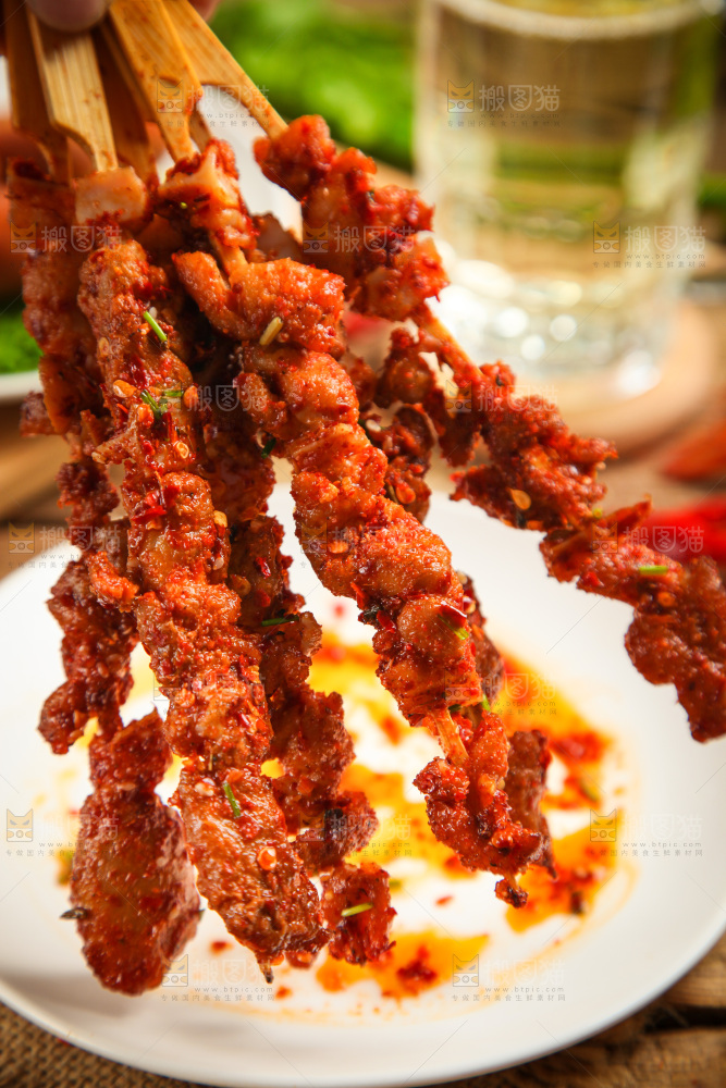 手拿肉串