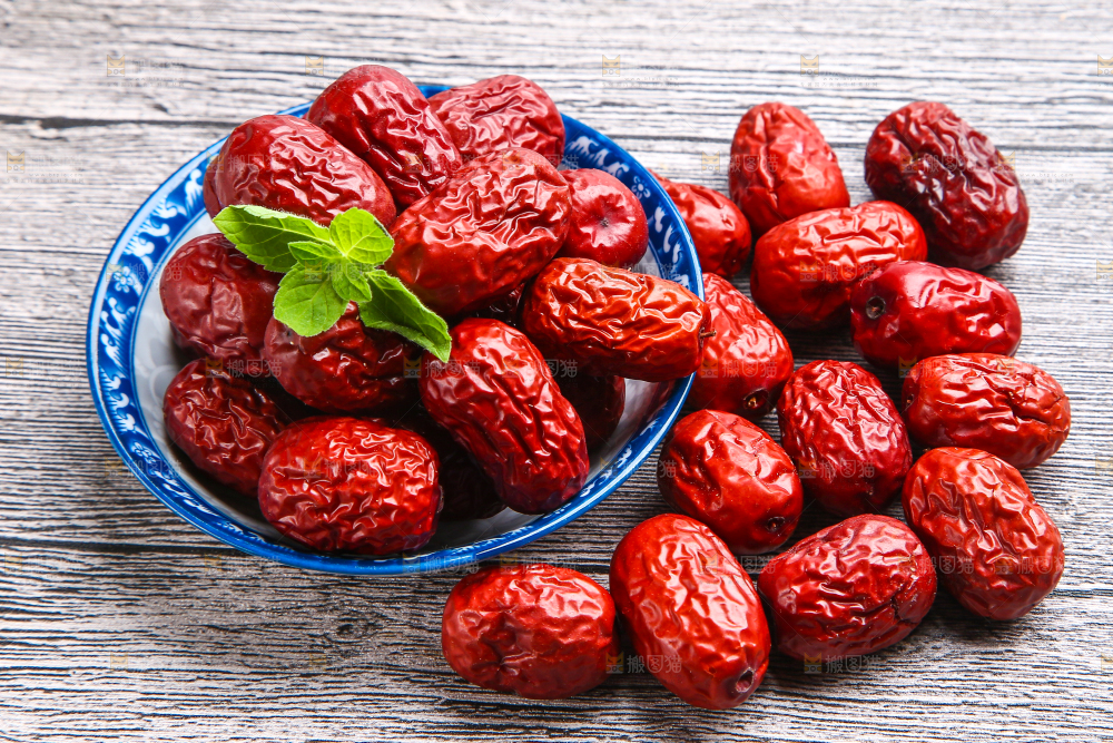 木底上放着新鲜红枣