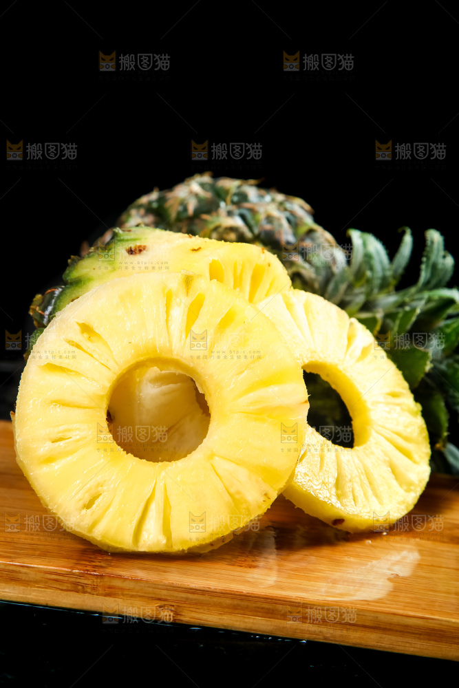 木底上的泰国小菠萝