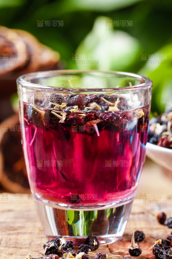 杯子里装着黑枸杞茶
