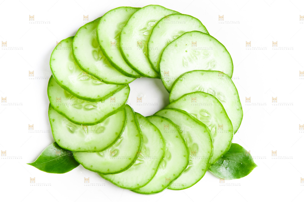 白底上放着黄瓜片