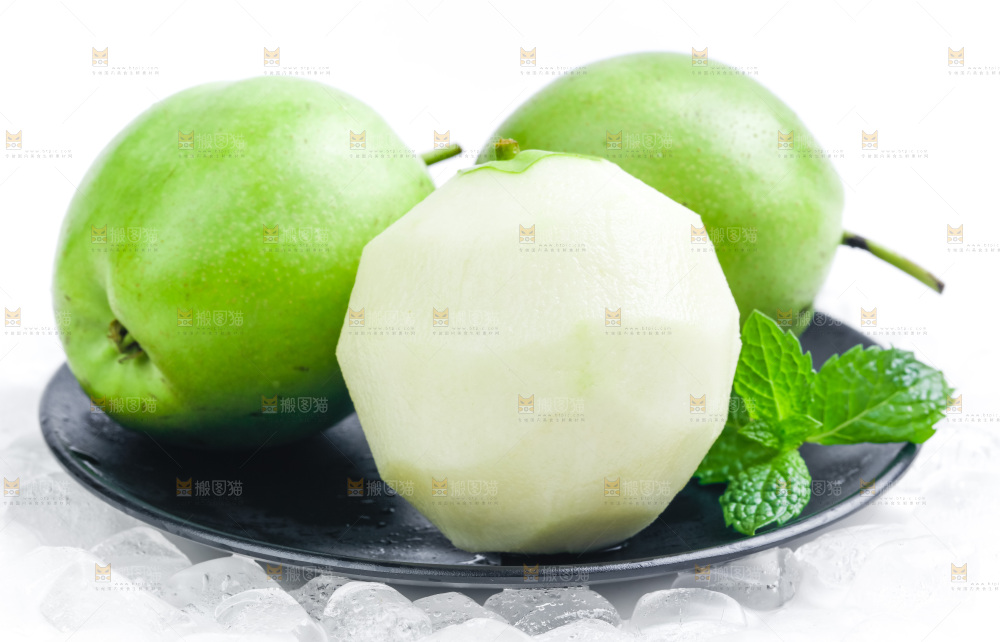 削皮的陕西早酥梨放在白底上