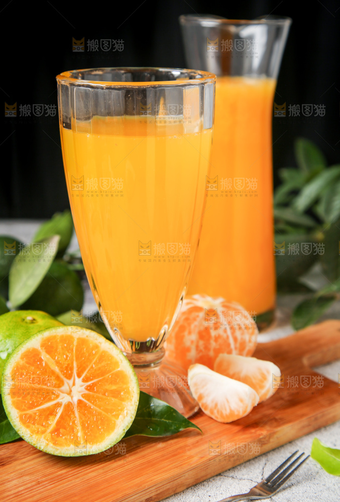 杯子里装着蜜橘汁