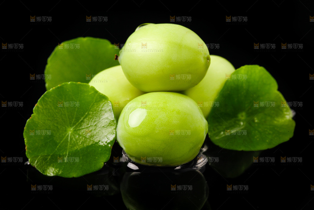 水果莲子放在黑底上
