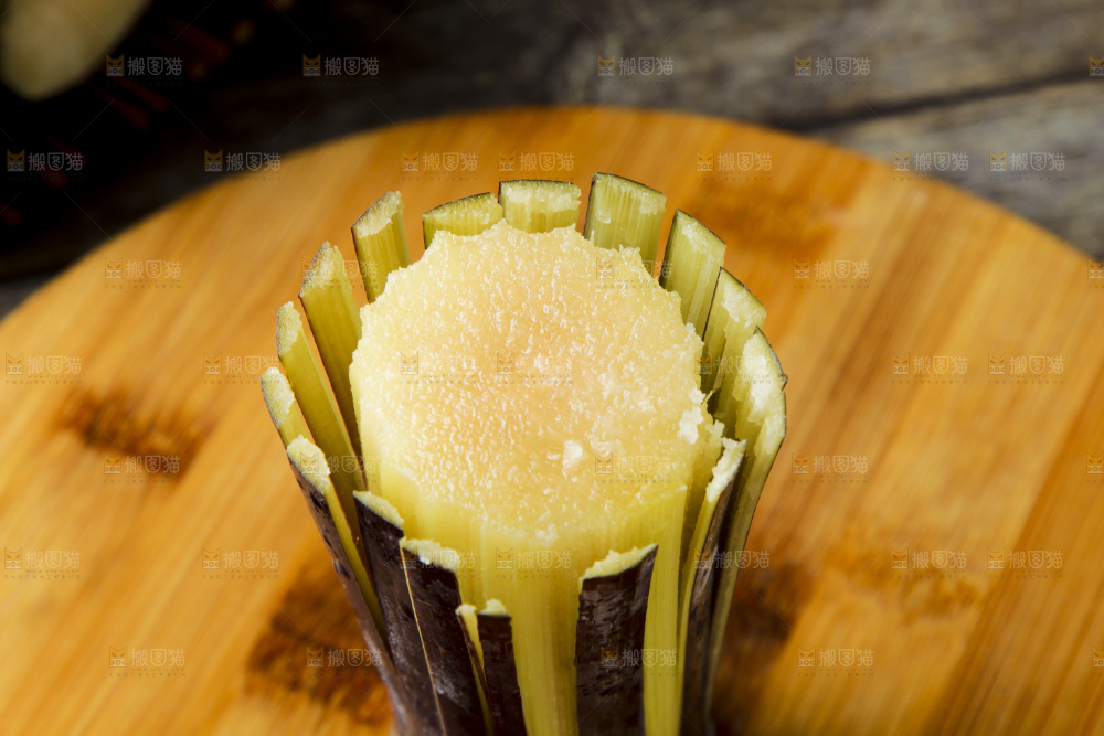 深底上放着甘蔗