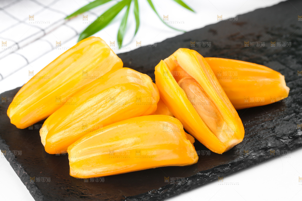 黑石板上的越南红心菠萝蜜