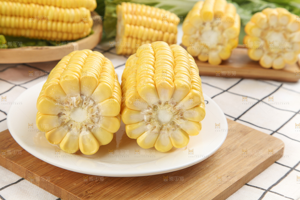 木板上的玉米棒