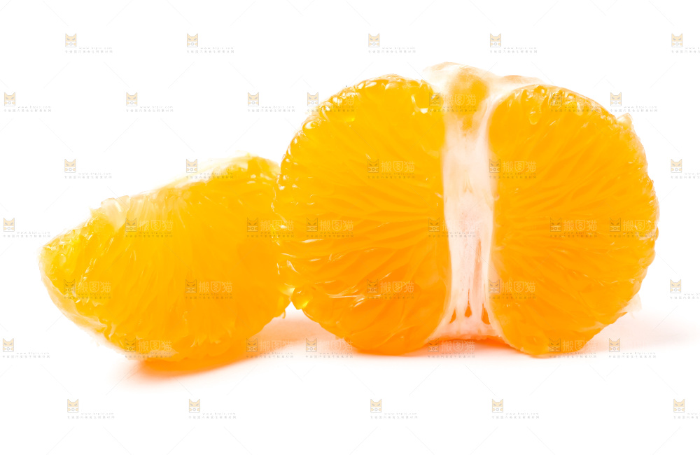 白底上放着剥皮的青皮蜜橘
