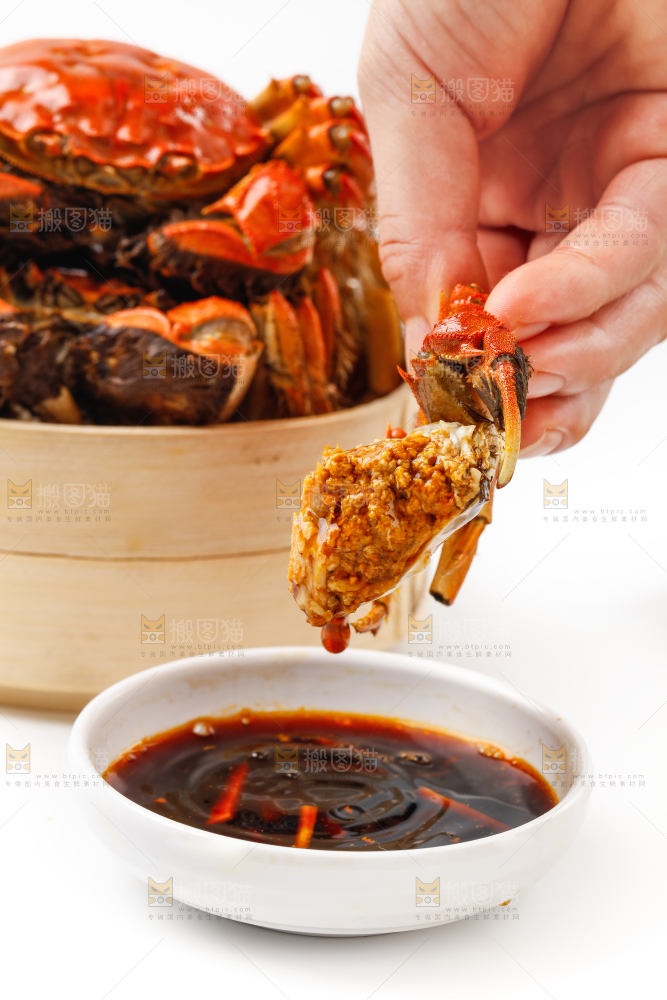 蘸着醋汁的螃蟹
