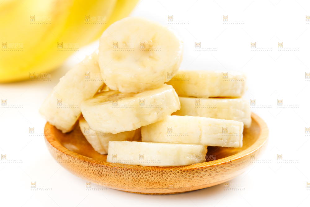 盘子里装着黄皮香蕉