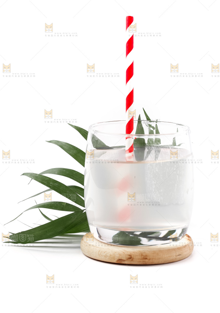 杯子里装着椰子汁