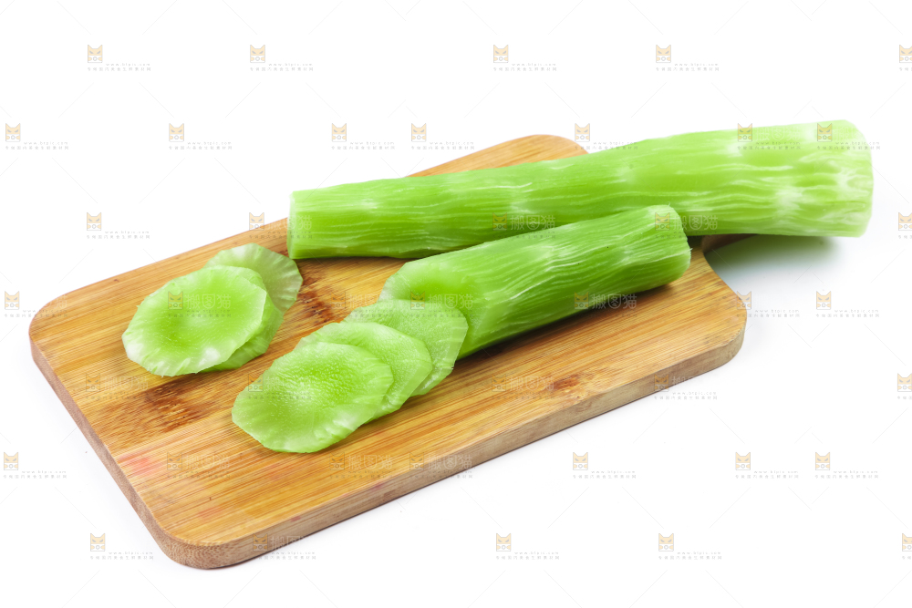 木板上放着莴苣