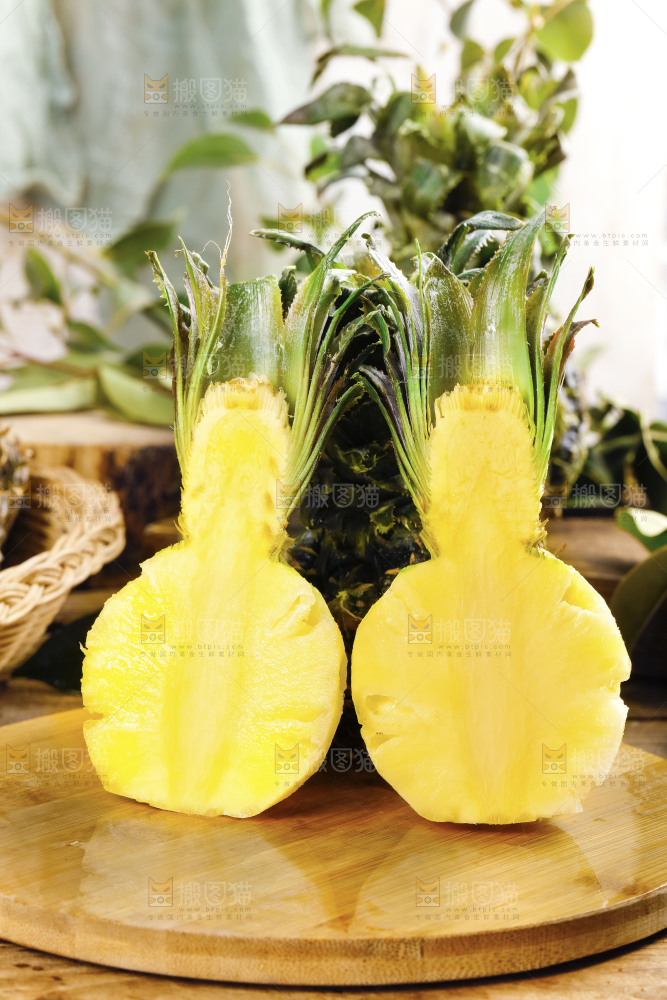 木板上放着泰国小菠萝