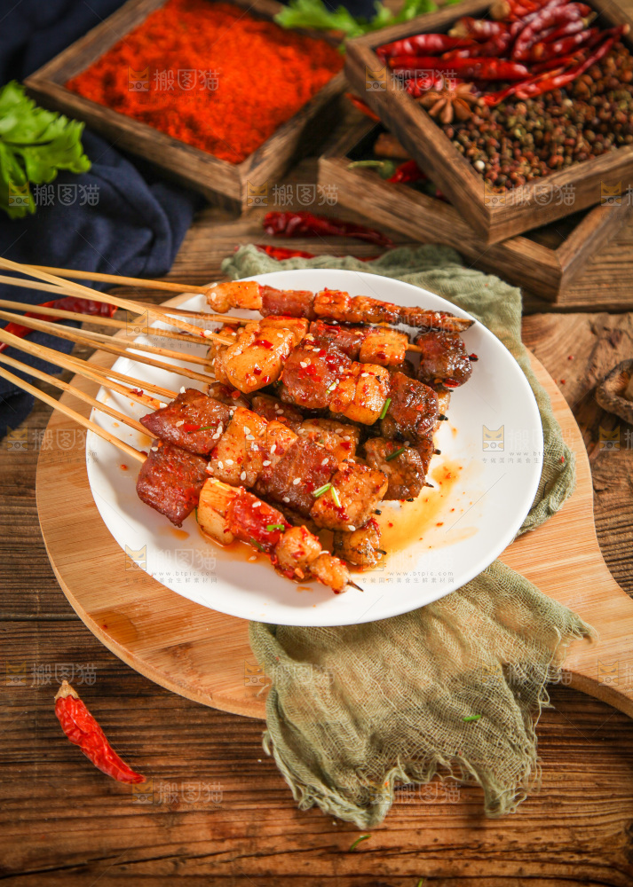 一盘肉串放在木底上