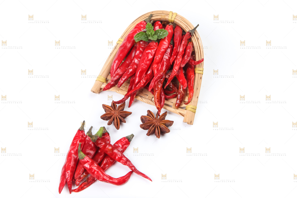 白底上放着香料组合