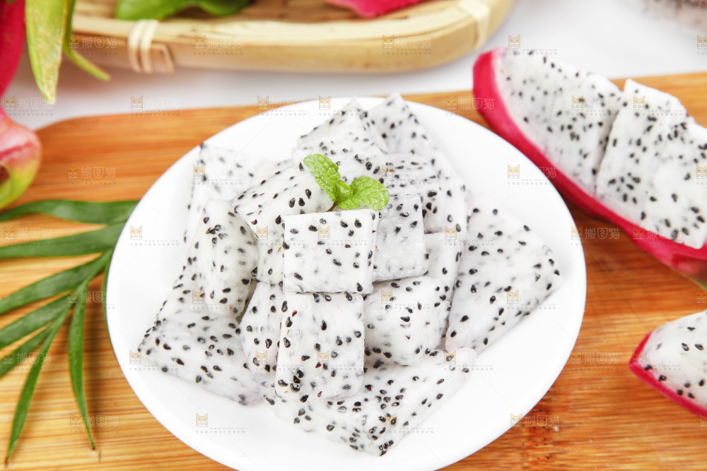 盘子里装着火龙果肉