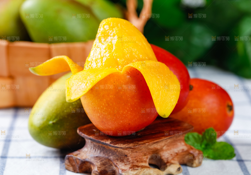 格子布上放着海南贵妃芒