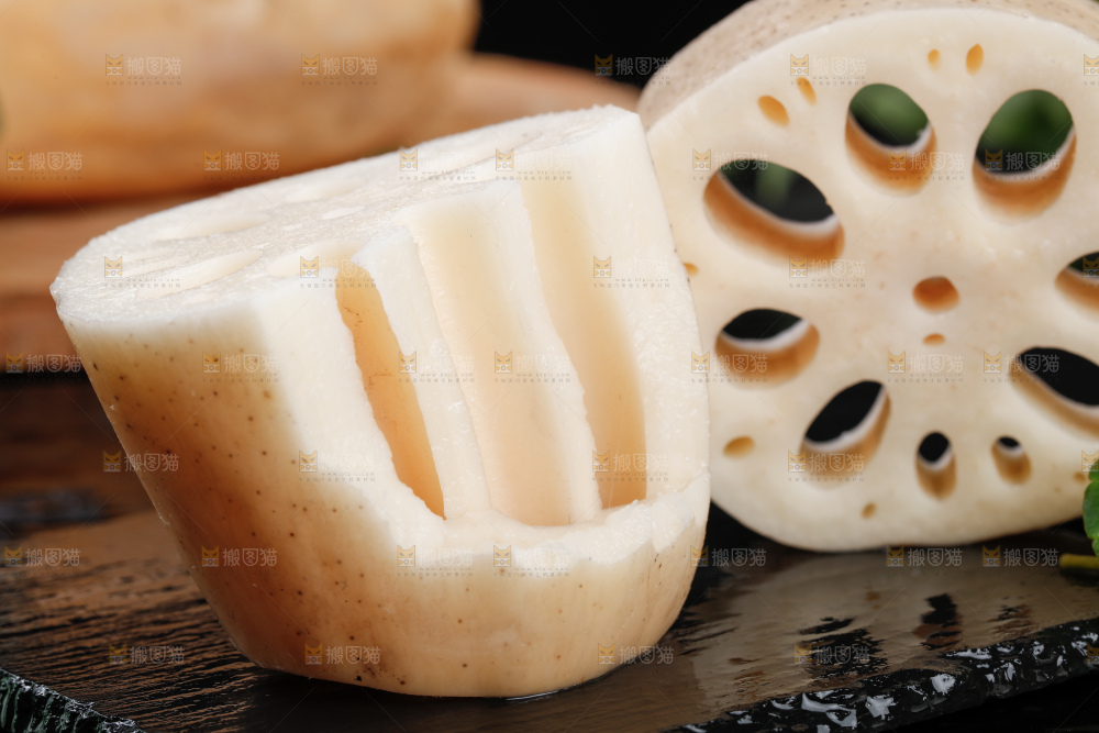 黑底上的粉莲藕