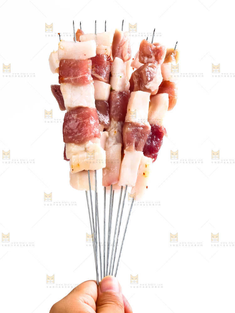 白底上的肉串