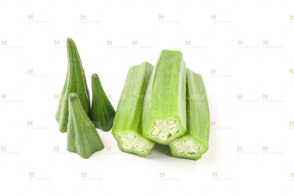 新鲜的羊角豆放在白底上