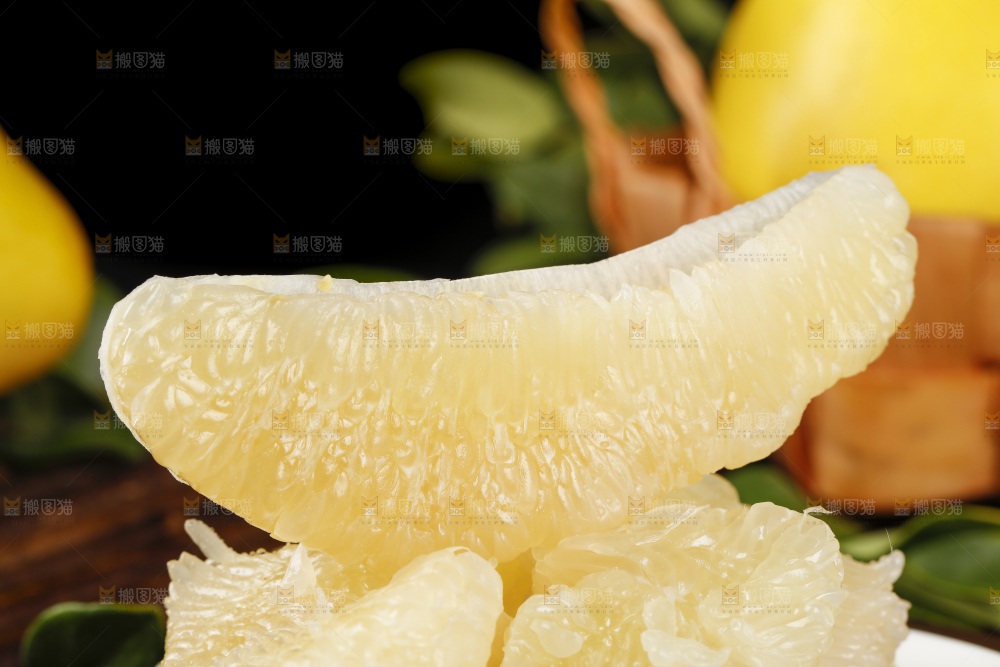 盘子里装着柚子果肉