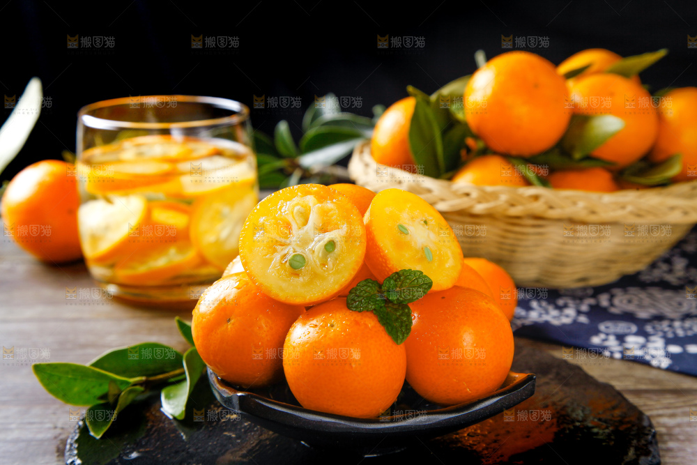 黑石板上放着新鲜金桔