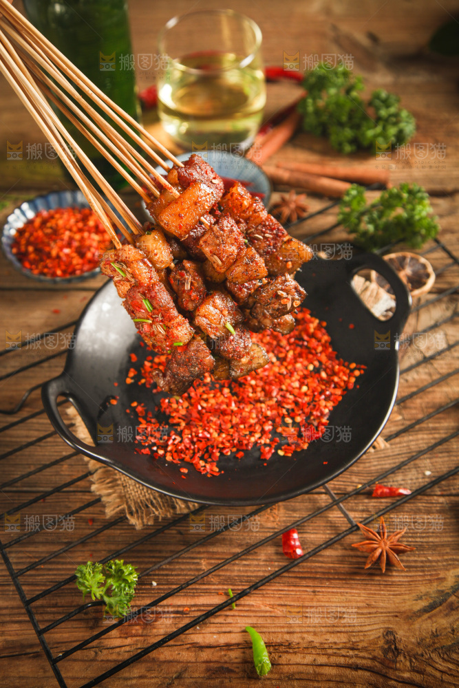 木底上放着一锅肉串