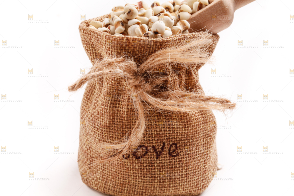 浅底上放着贵州薏米