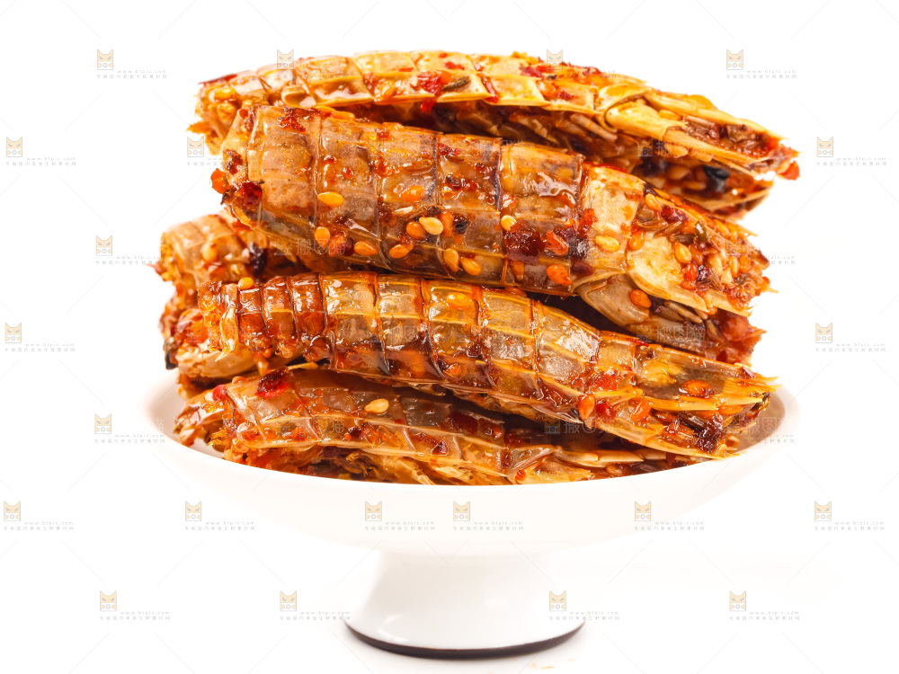 一盘麻辣皮皮虾放在白底上