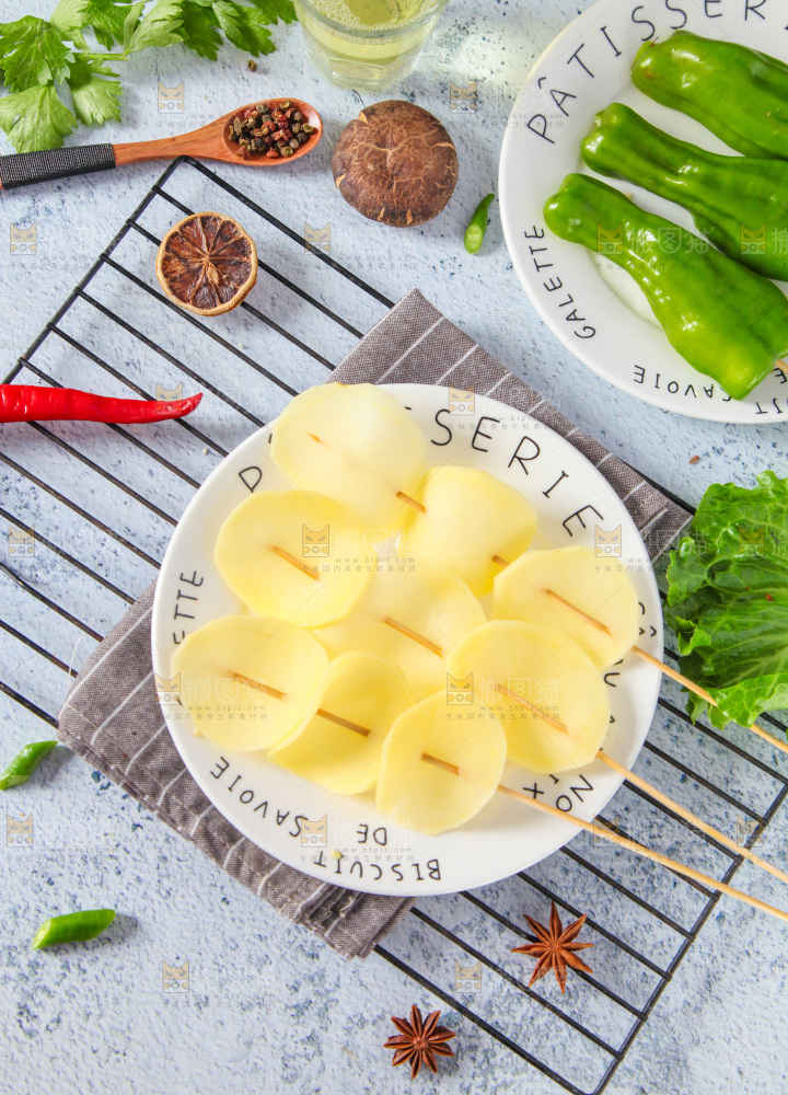 一盘土豆串放在浅底上