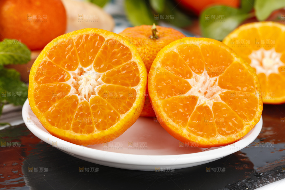 盘子里装着小蜜橘