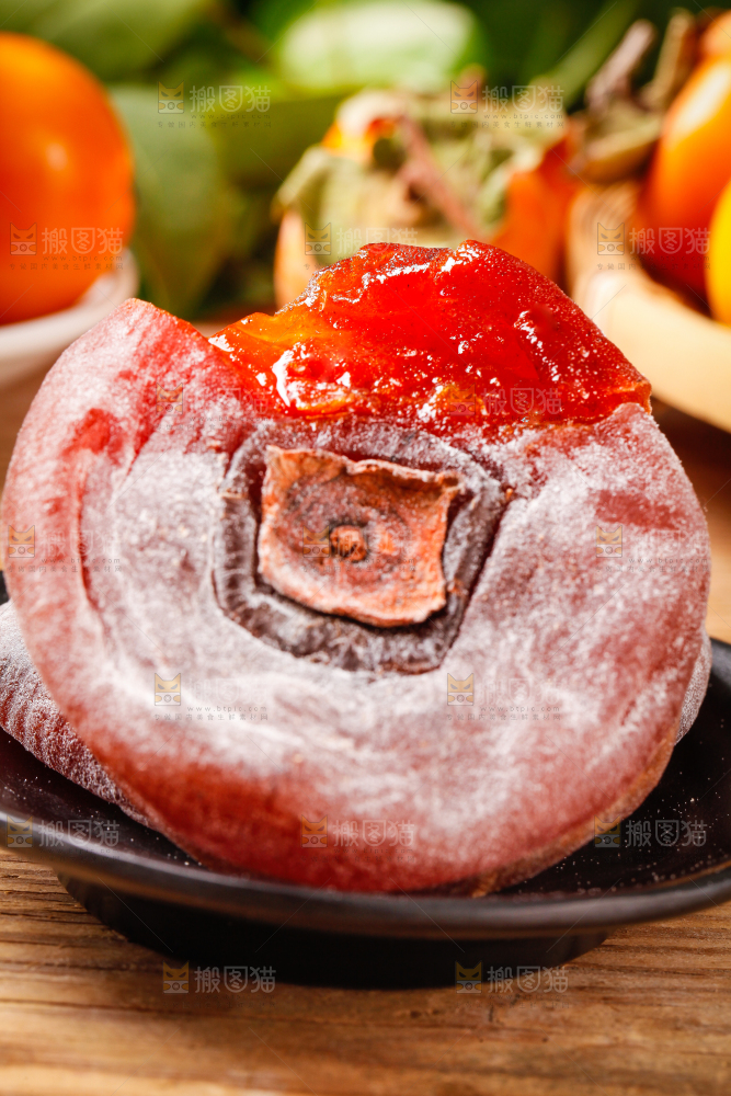 碟子里装着柿饼