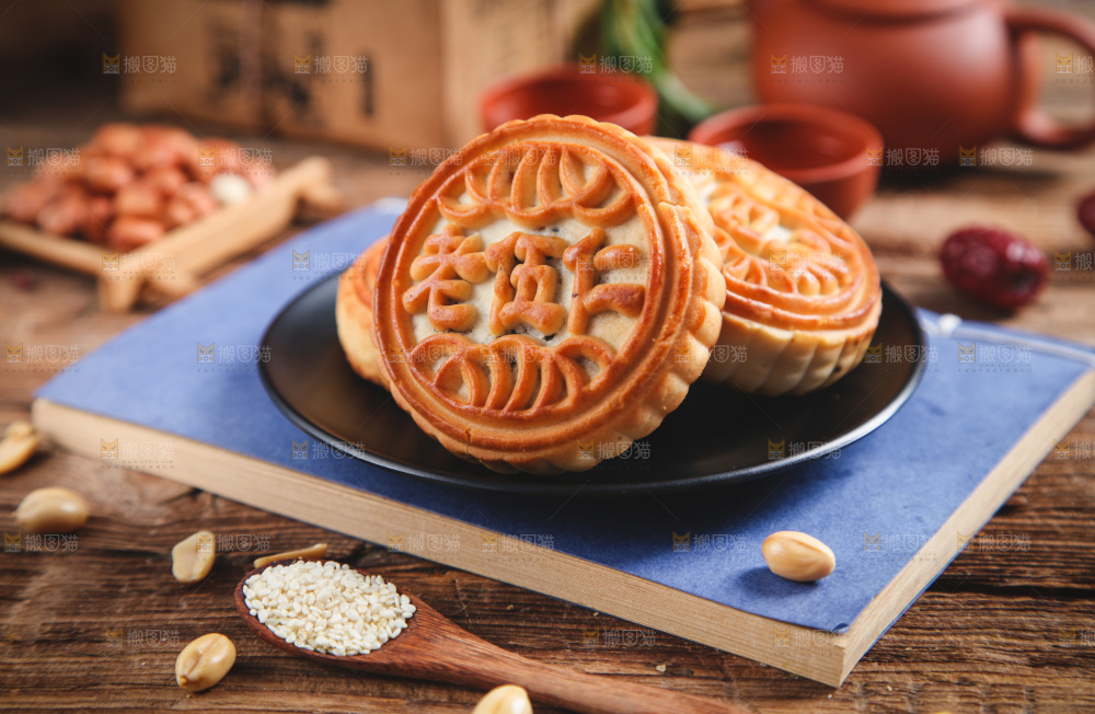 一盘五仁月饼放在木底上