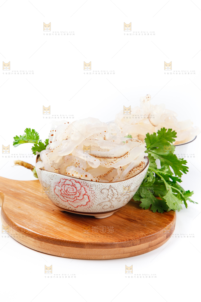 碗里装着海蜇丝