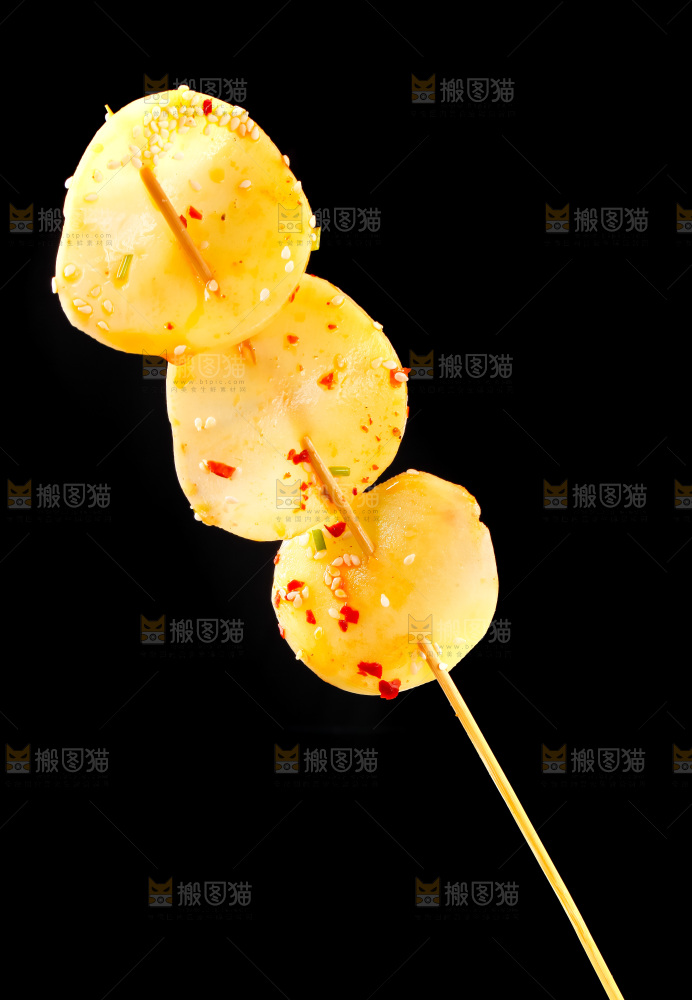 黑底上的土豆串