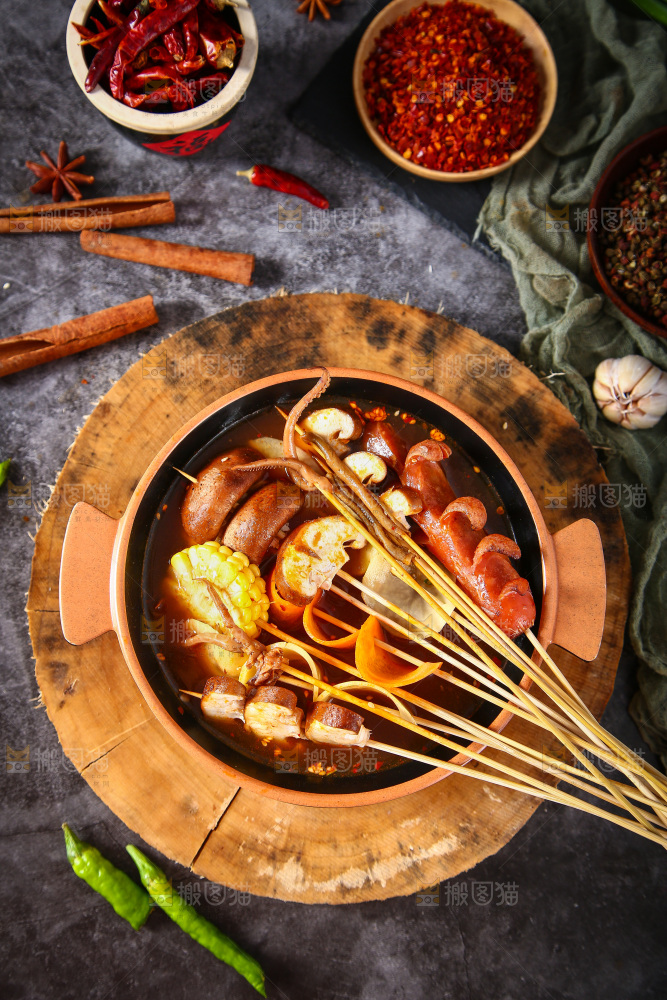 深底上放着一碗麻辣串