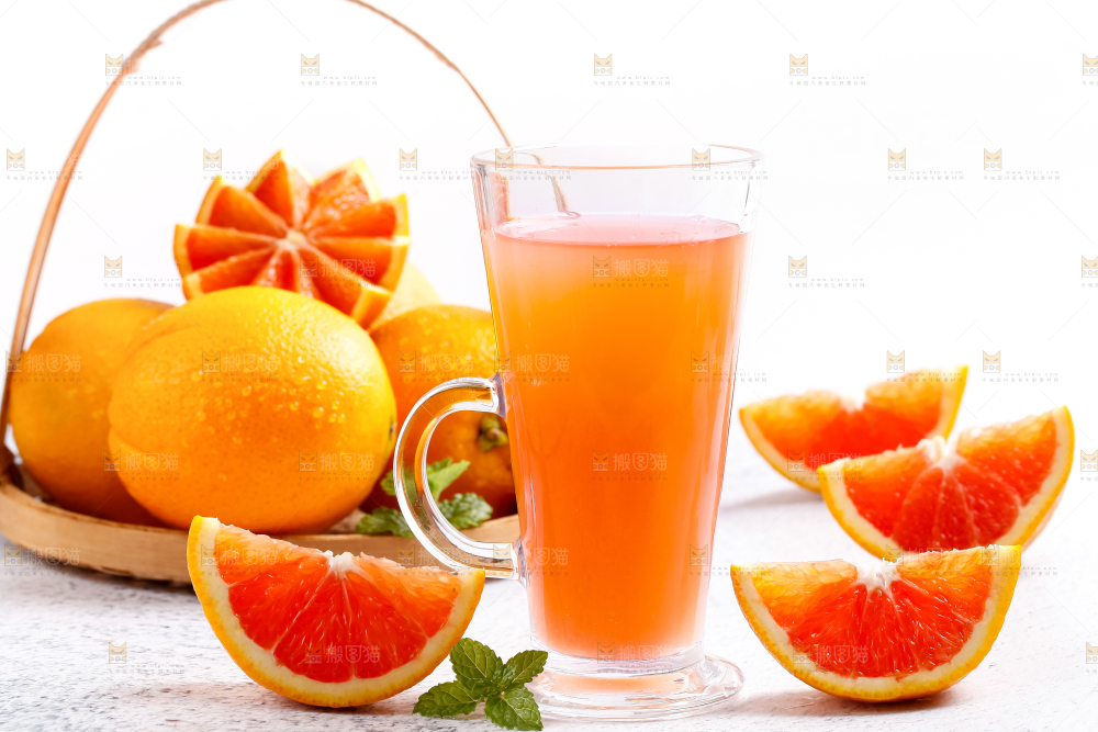 杯子里装着橙子汁