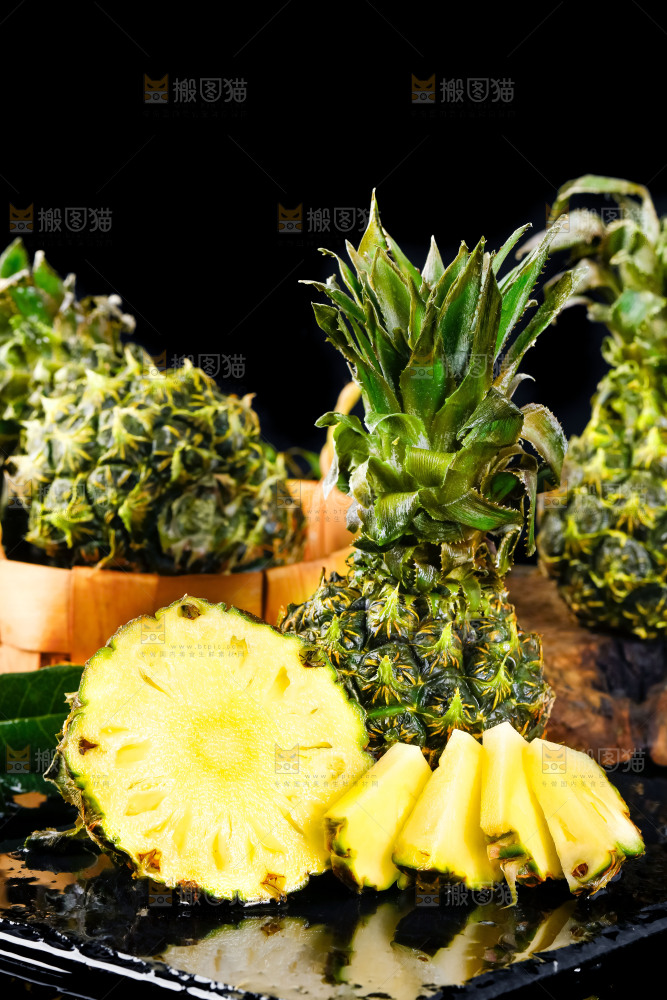 黑石板上的泰国香水小菠萝