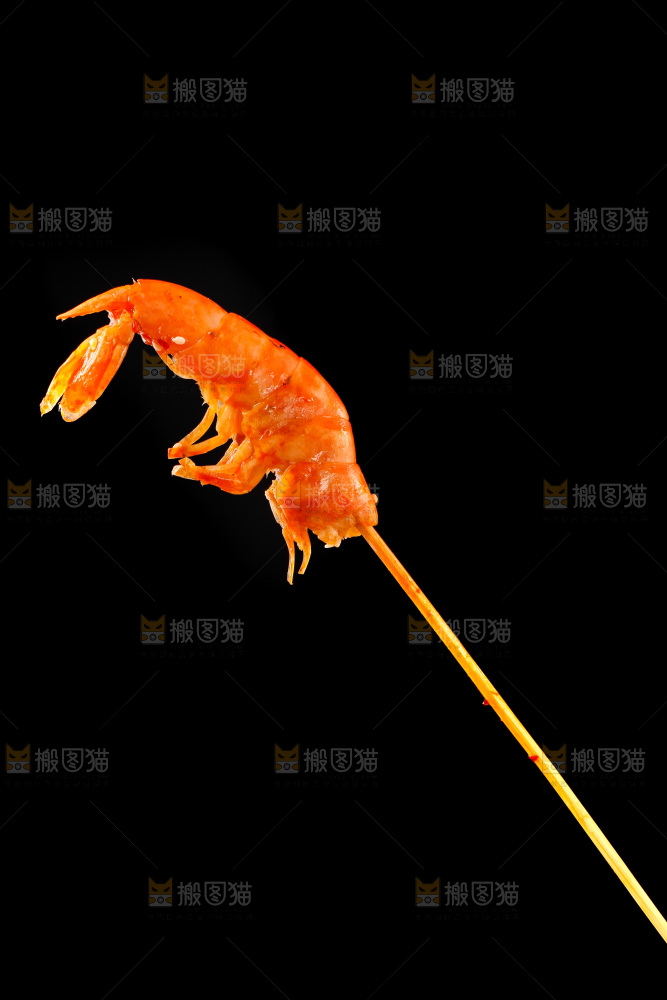 黑底上的虾串