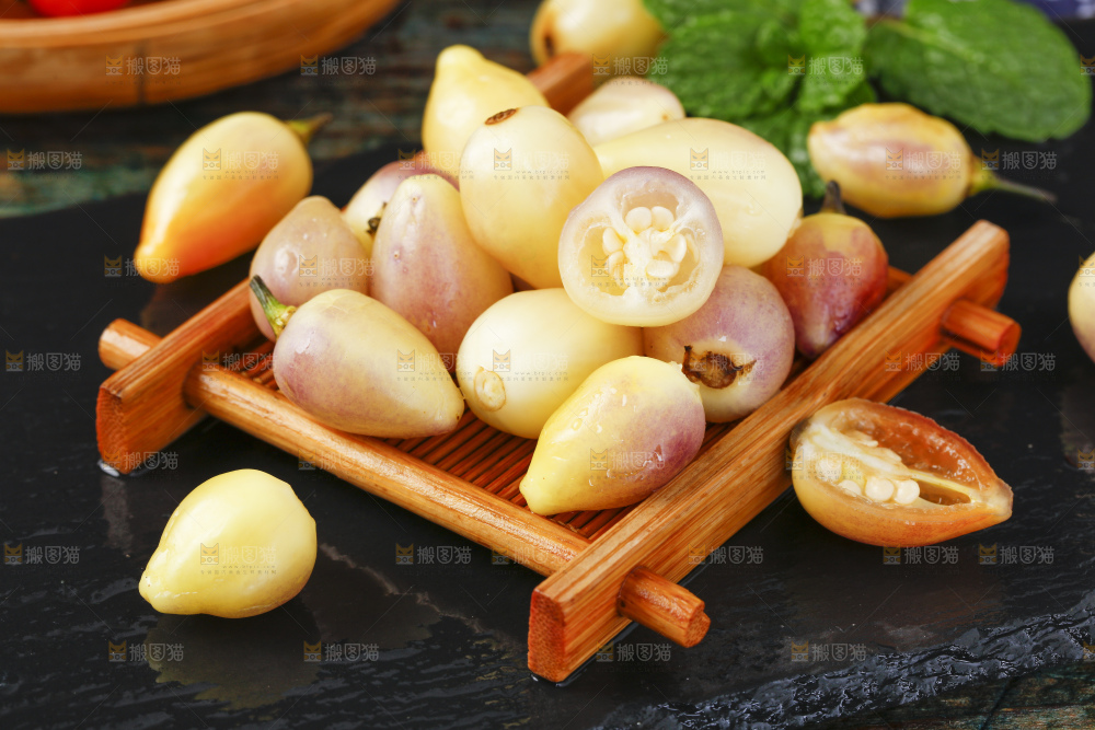 黑石板上放着七彩椒