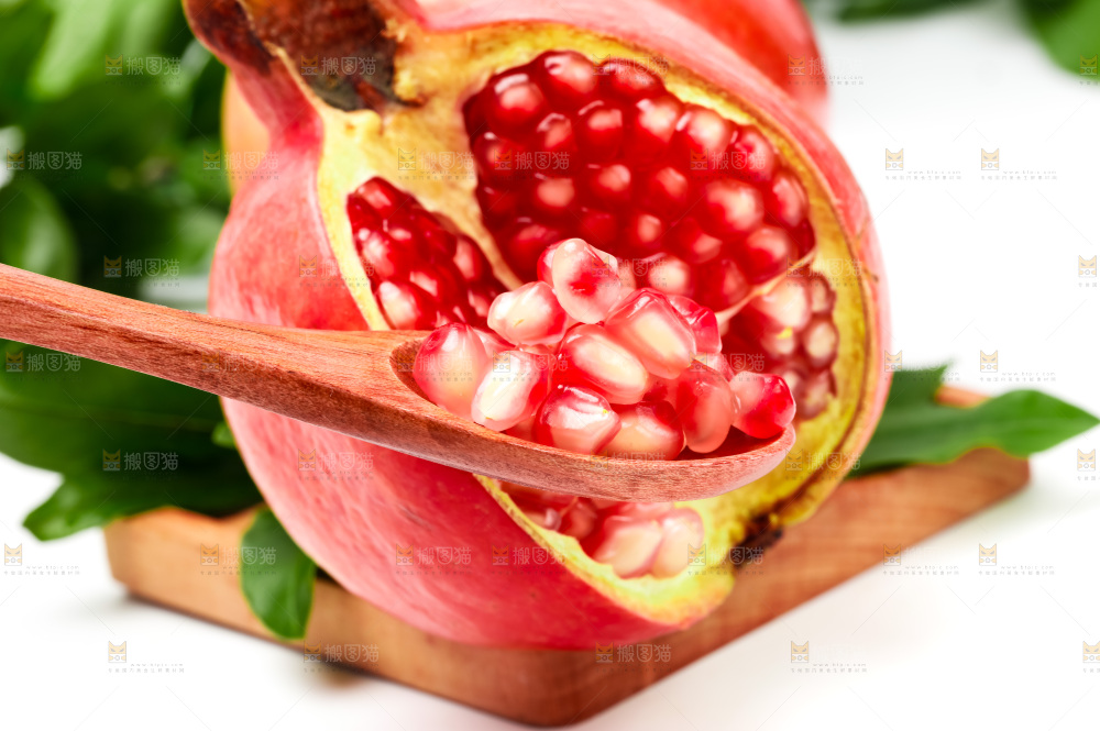 浅底上放着新鲜石榴