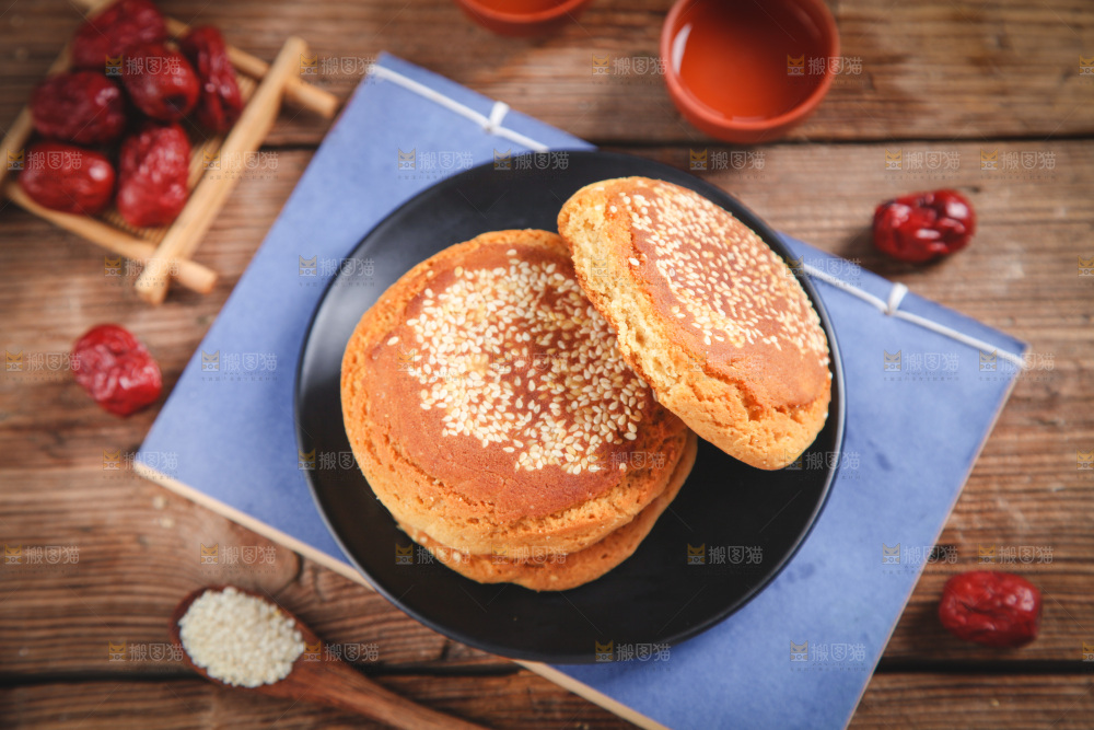 一盘芝麻酥饼放在木底上
