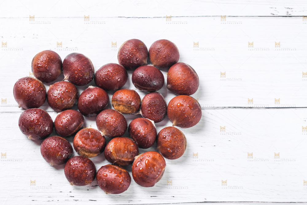 浅底上摆放着生栗子