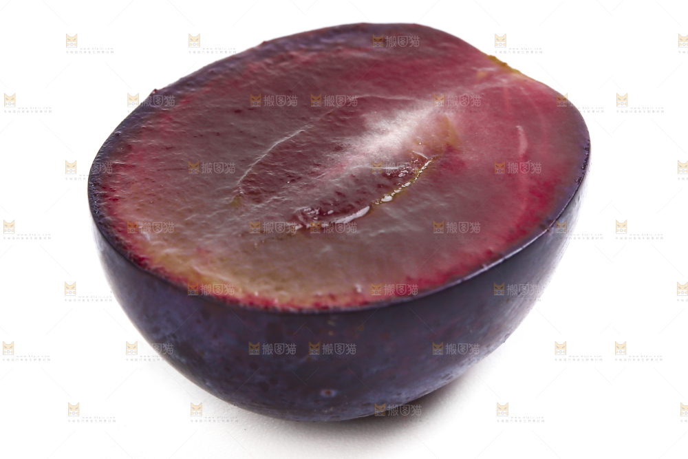 新鲜夏黑葡萄放在白底上