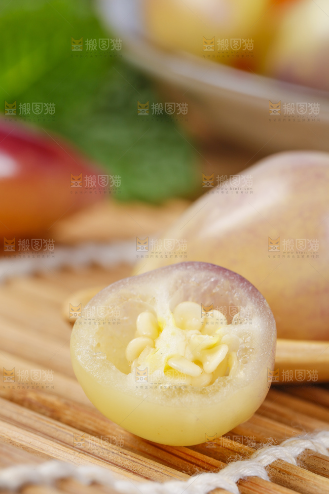 竹底上的广西七彩椒