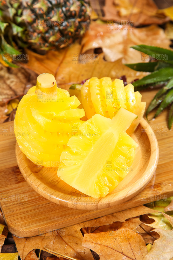 木板上的泰国香水小菠萝