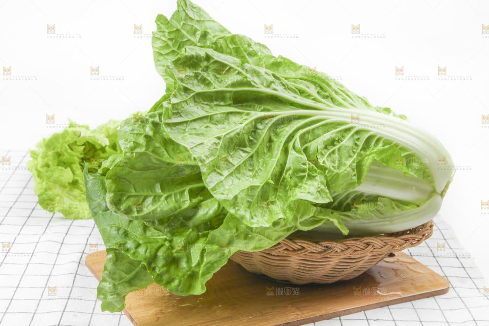木板上的新鲜白菜