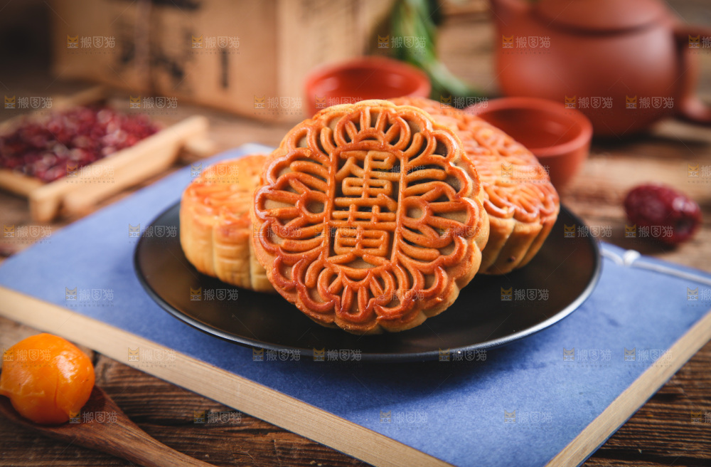 木底上放着一盘蛋黄月饼
