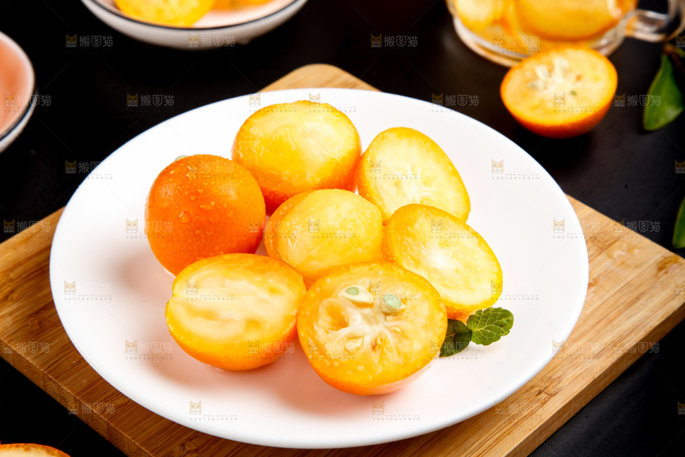 碟子里放着广西小金桔
